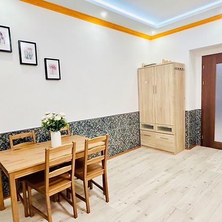 Modern Spacious Apartment In Center Prag Exterior foto