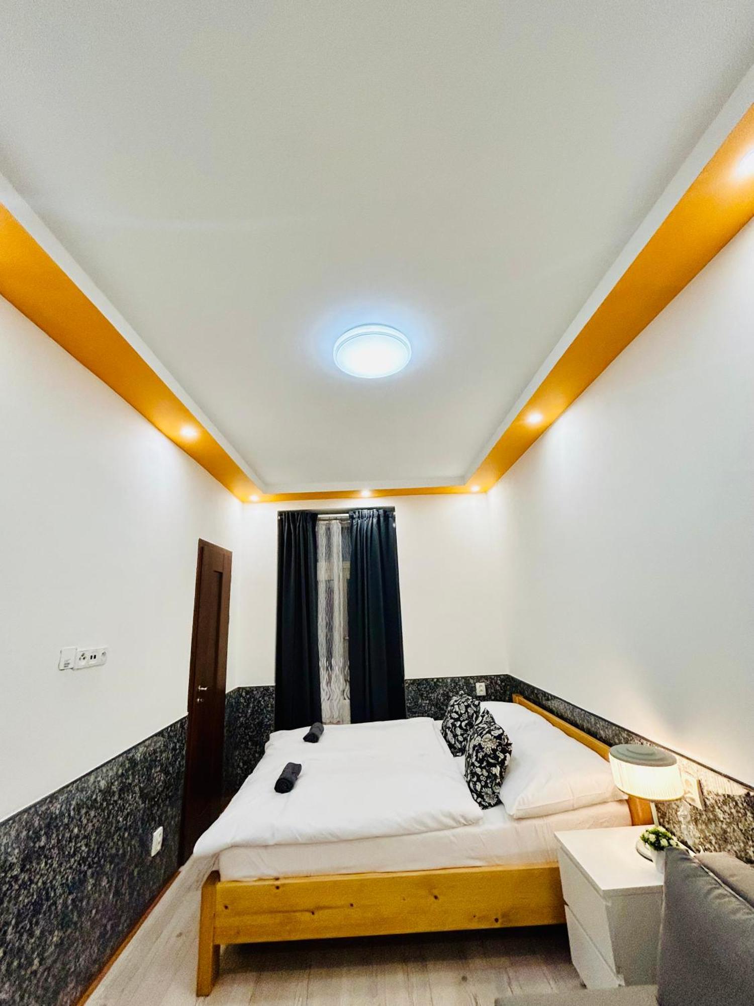 Modern Spacious Apartment In Center Prag Exterior foto